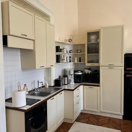 Warm & Peaceful Downtown *