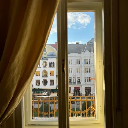 Warm & Peaceful Downtown Апартаменти *