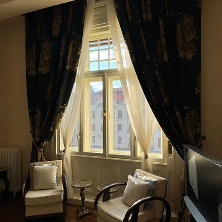 Warm & Peaceful Downtown Апартаменти