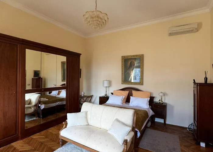 Warm & Peaceful Downtown * Timişoara