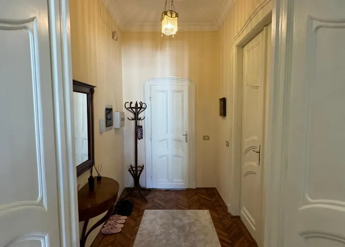 Warm & Peaceful Downtown *